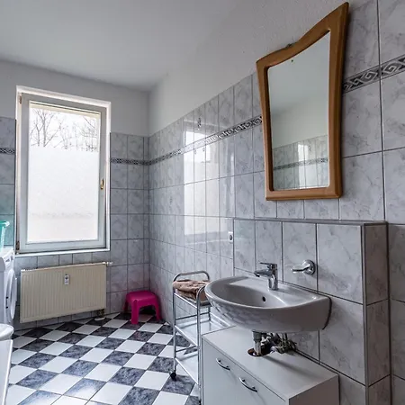2-zimmerwohnung Mit Balkon Fuer Handwerker Fuer 5 Personen, Kueche, Waschmaschine, Wlan, 5 Einzelbetten De, Pl, Eng