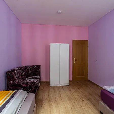 Apartment 2-zimmerwohnung Mit Balkon Fuer Handwerker Fuer 5 Personen, Kueche, Waschmaschine, Wlan, 5 Einzelbetten De, Pl, Eng Leipzig
