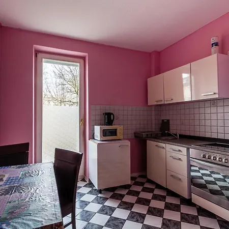 Apartment 2-zimmerwohnung Mit Balkon Fuer Handwerker Fuer 5 Personen, Kueche, Waschmaschine, Wlan, 5 Einzelbetten De, Pl, Eng