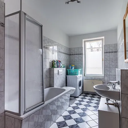 2-zimmerwohnung Mit Balkon Fuer Handwerker Fuer 5 Personen, Kueche, Waschmaschine, Wlan, 5 Einzelbetten De, Pl, Eng * Leipzig