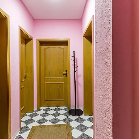2-zimmerwohnung Mit Balkon Fuer Handwerker Fuer 5 Personen, Kueche, Waschmaschine, Wlan, 5 Einzelbetten De, Pl, Eng