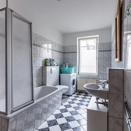 Apartment 2-zimmerwohnung Mit Balkon Fuer Handwerker Fuer 5 Personen, Kueche, Waschmaschine, Wlan, 5 Einzelbetten De, Pl, Eng *