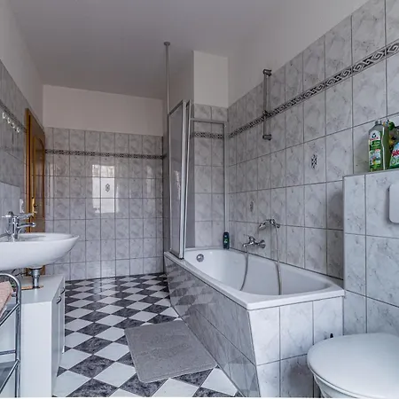 2-zimmerwohnung Mit Balkon Fuer Handwerker Fuer 5 Personen, Kueche, Waschmaschine, Wlan, 5 Einzelbetten De, Pl, Eng Apartment Leipzig